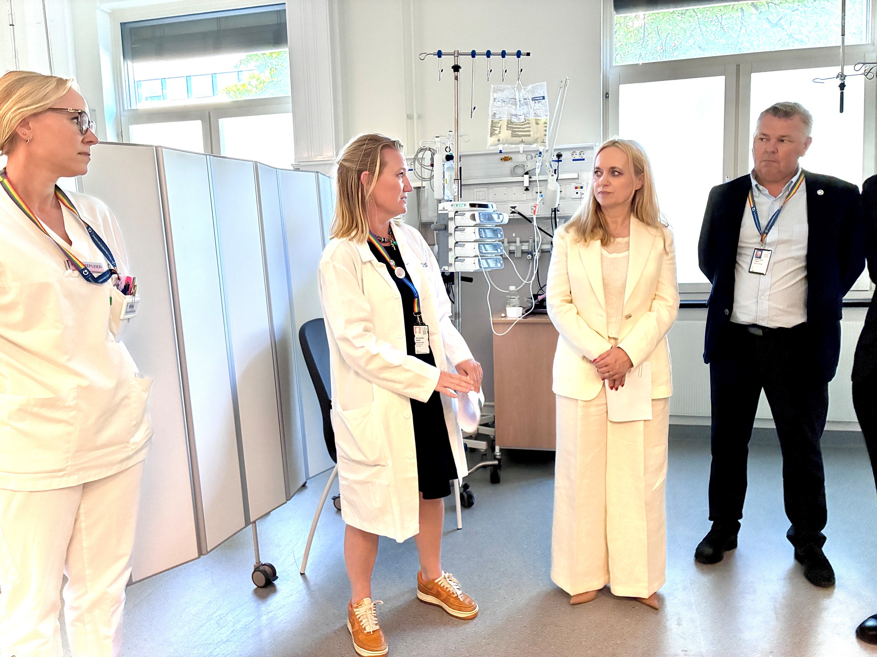 En gruppe mennesker i laboratoriefrakker