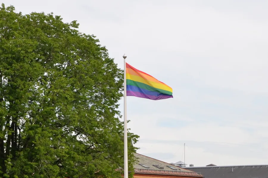 Et regnbuefarget flagg