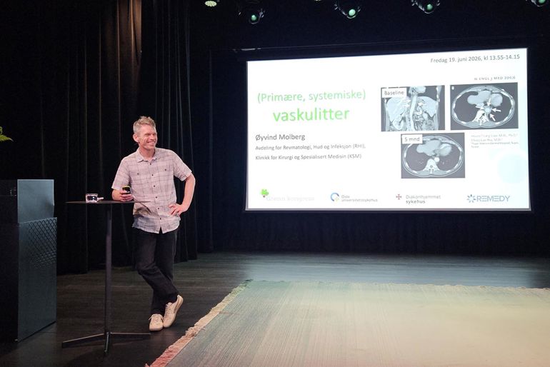 En person som står foran en skjerm