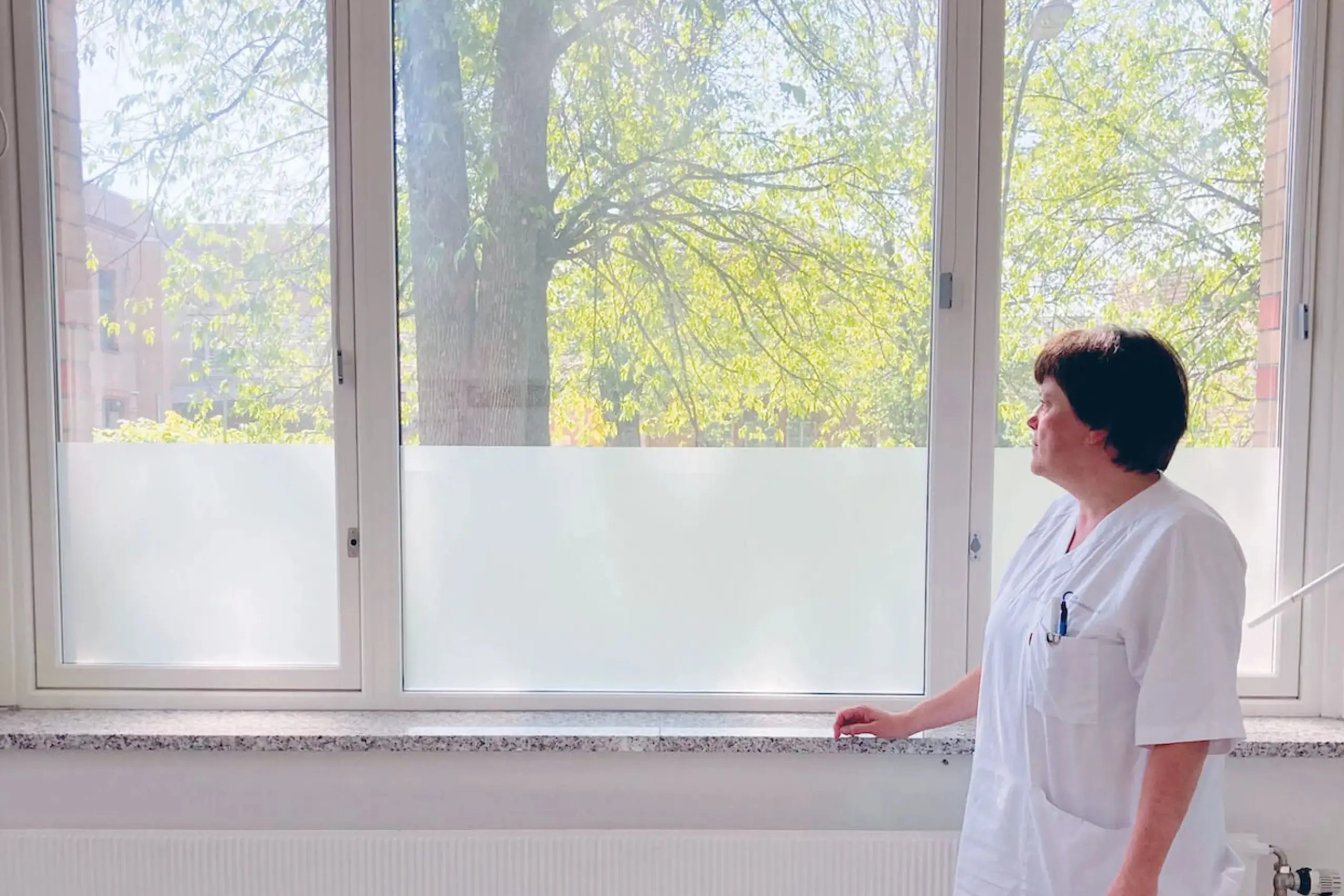 En mann som står foran et vindu