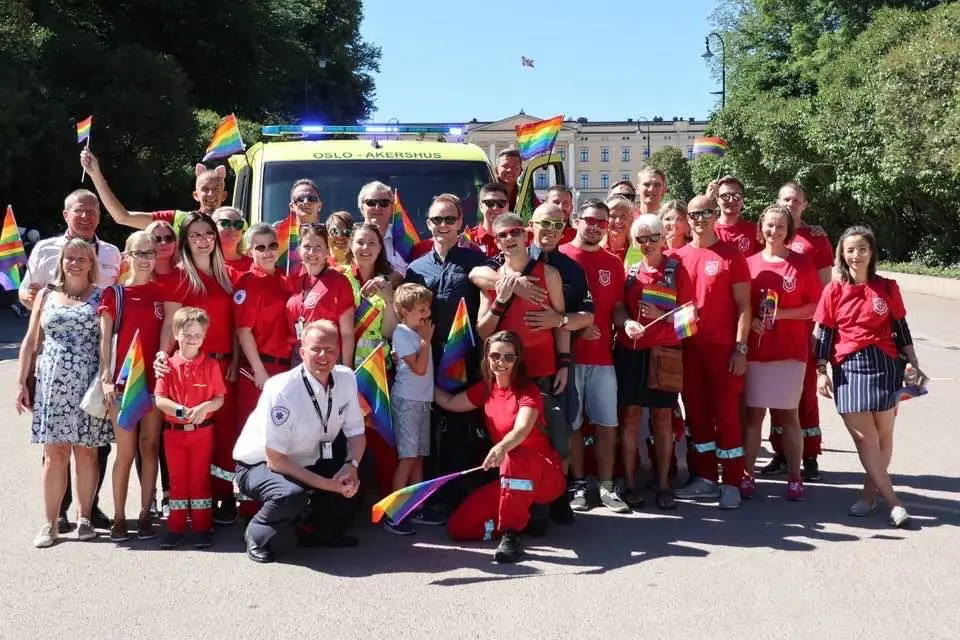 Ambulansetjenesten i Pride-paraden foran slottet