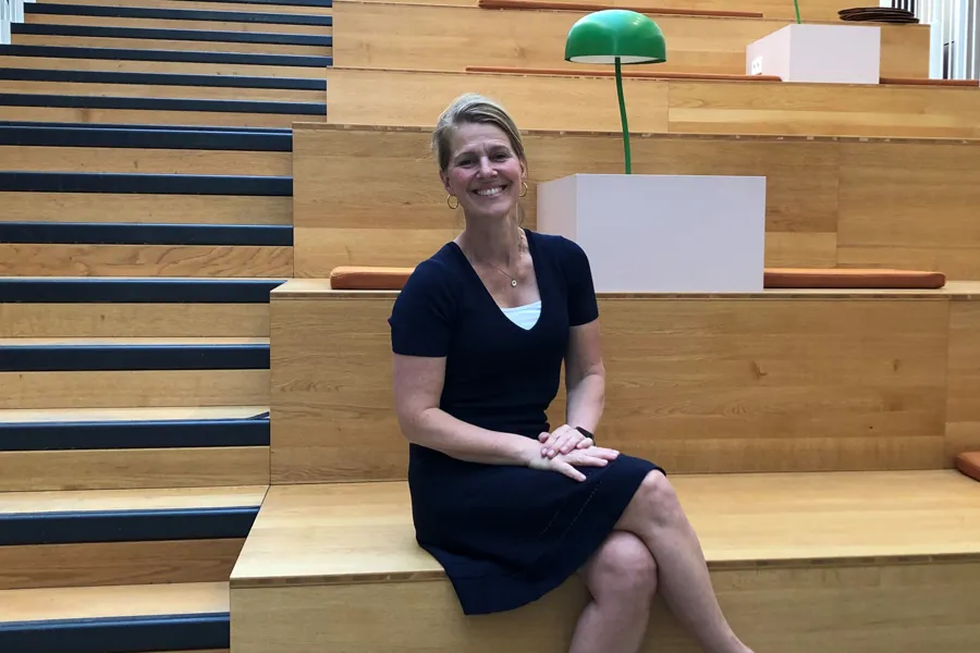 Kristina Haugaa sittende på en benk