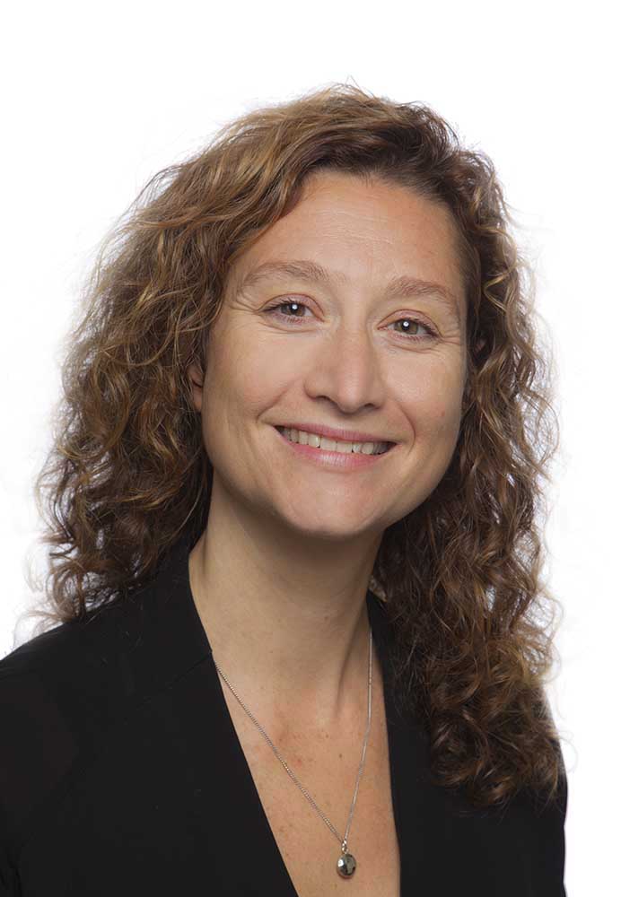 En person med krøllete hår