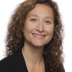 En person med krøllete hår