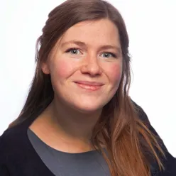 En kvinne med langt hår