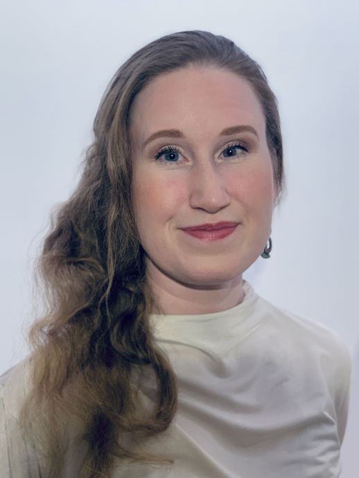 En kvinne med langt hår