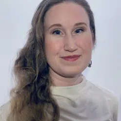 En kvinne med langt hår