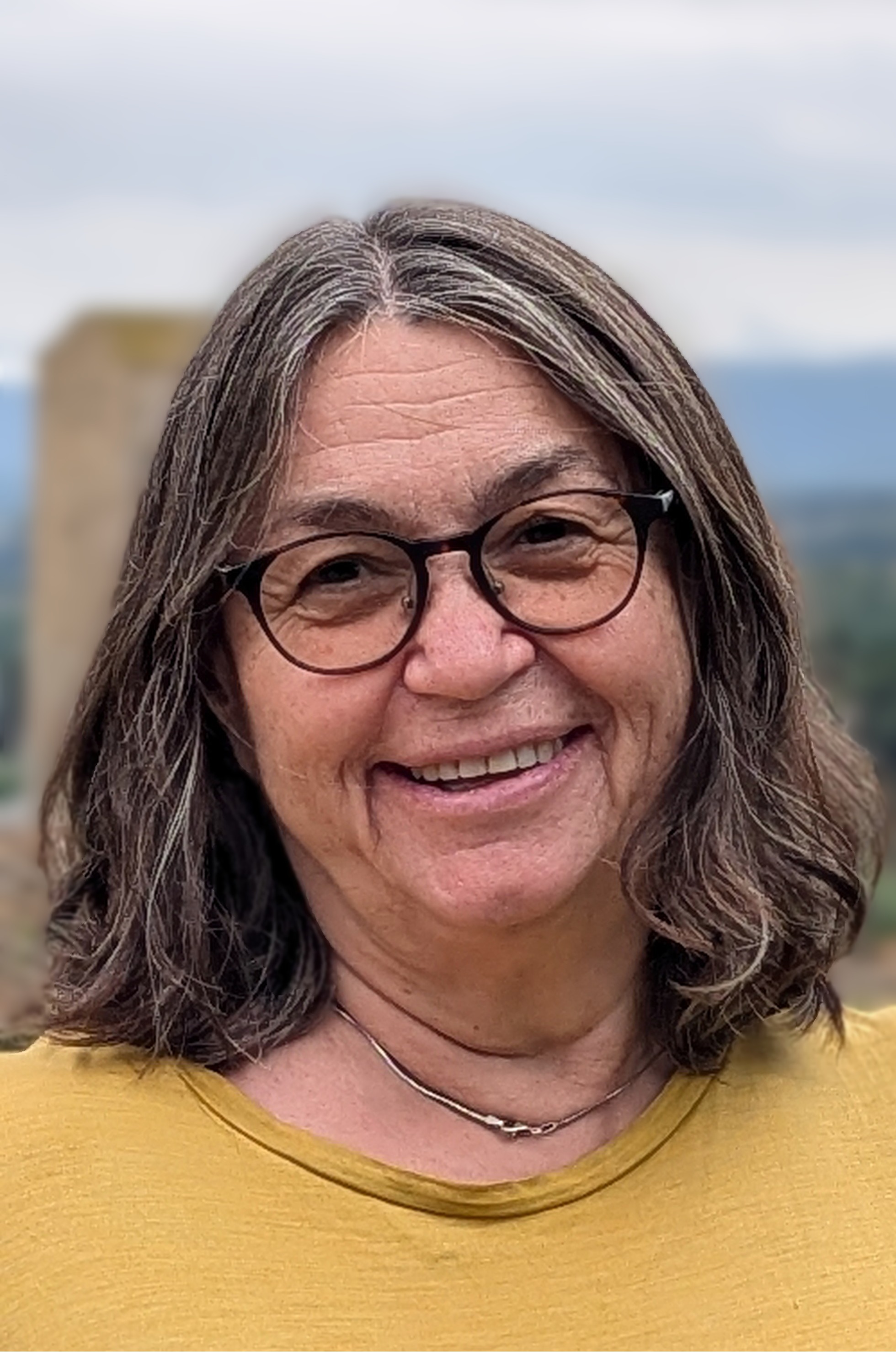 En person med langt hår og briller