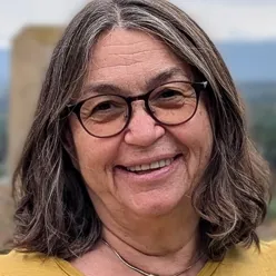 En person med langt hår og briller