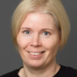 Et nærbilde av en smilende person