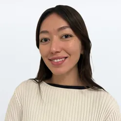 En kvinne som smiler til kameraet