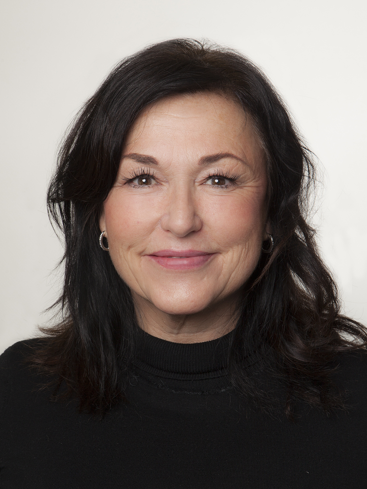 En kvinne med mørkt hår