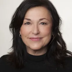 En kvinne med mørkt hår