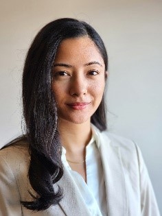 En kvinne med langt hår