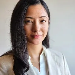 En kvinne med langt hår