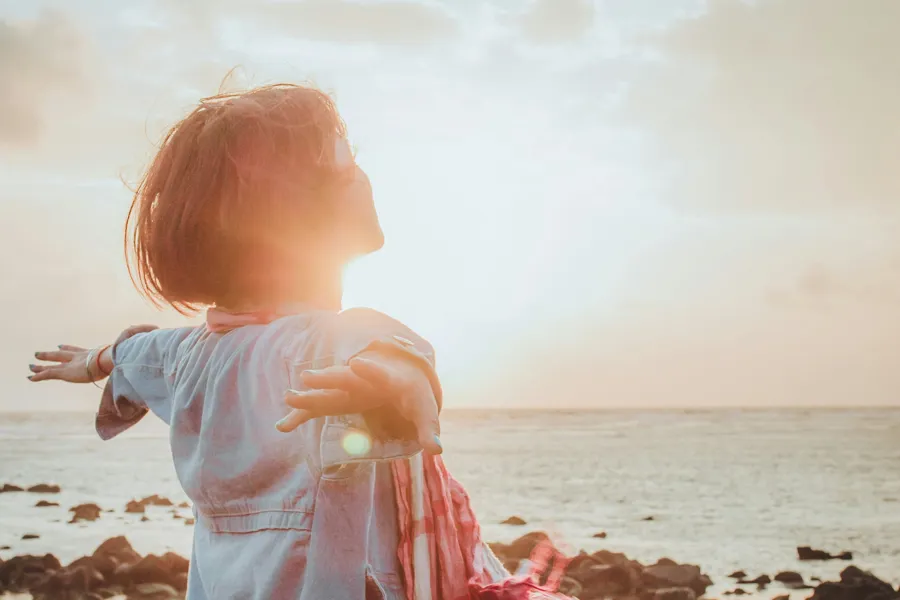 Et barn som står på en strand
