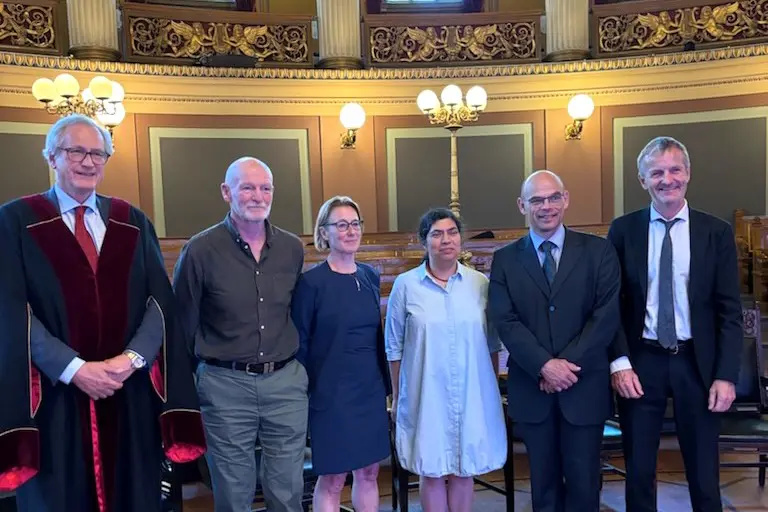 Villagran etter disputasen sammen med settedekan, bedømmelseskomite og veileder