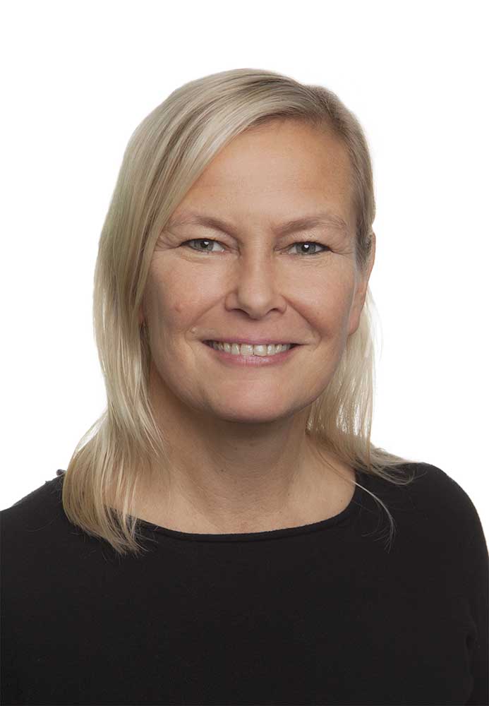 Et nærbilde av en kvinne som smiler