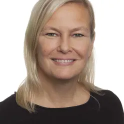 Et nærbilde av en kvinne som smiler