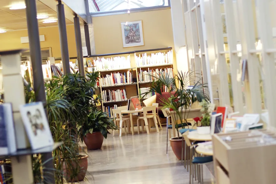 Bilde fra pasientbiblioteket på Ullevål sykehus. Bildet viser bokhyller og en sittegruppe