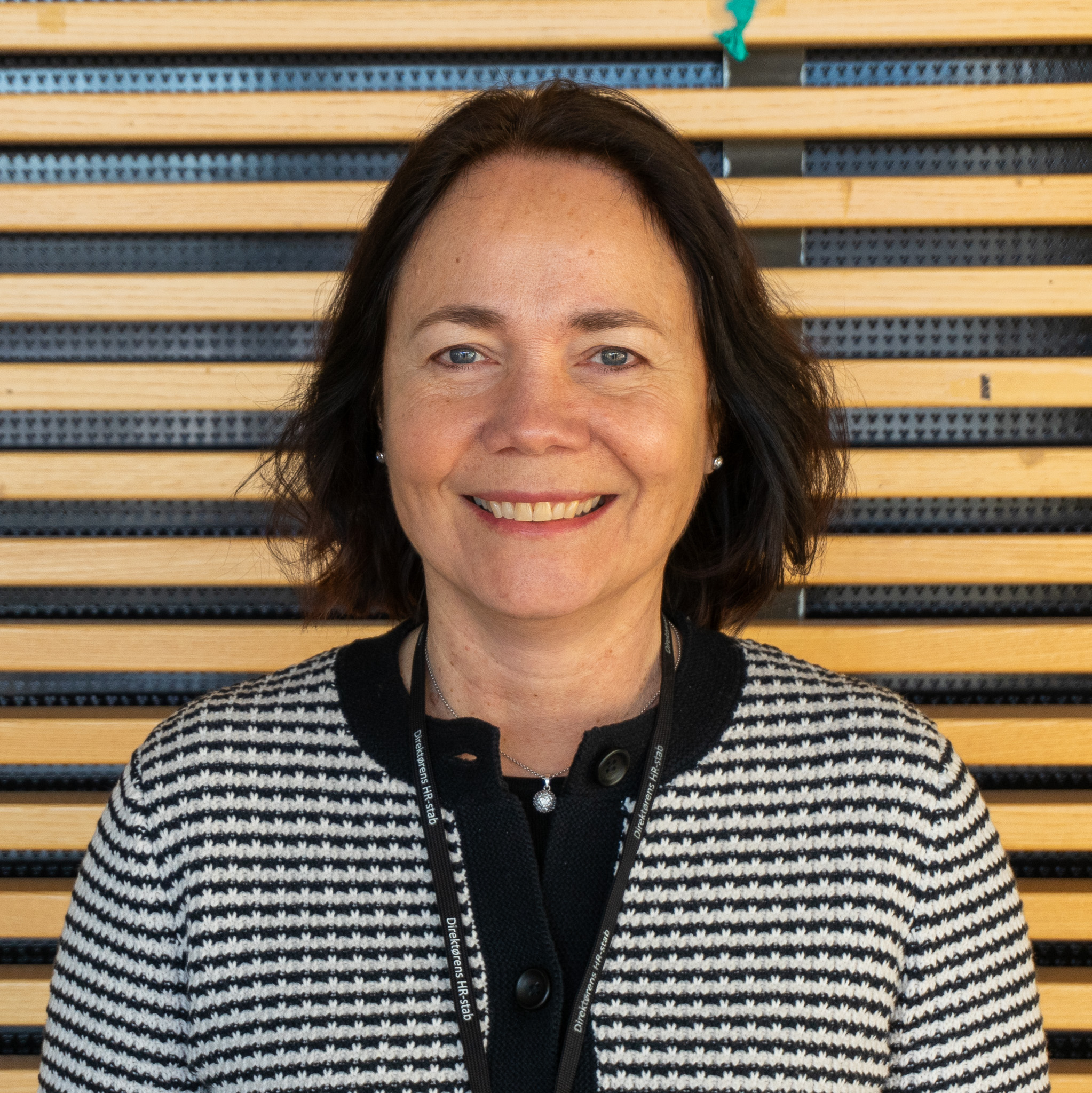 En person som smiler til kameraet