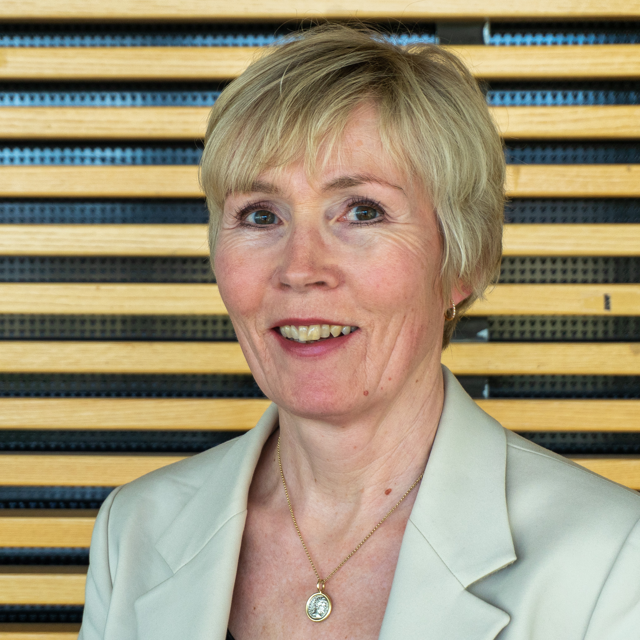 En mann med blondt hår