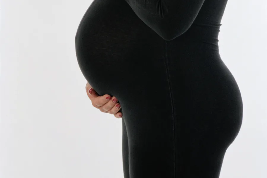 En person som har på seg et svart skjørt