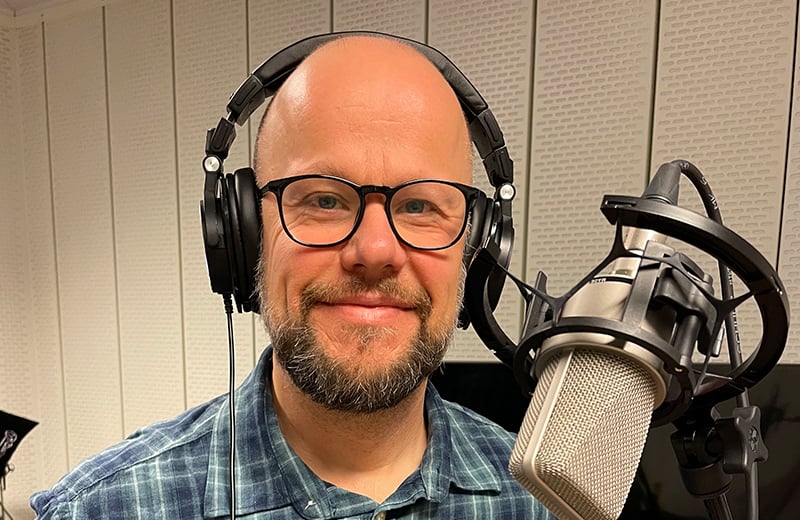 En mann med hodetelefoner