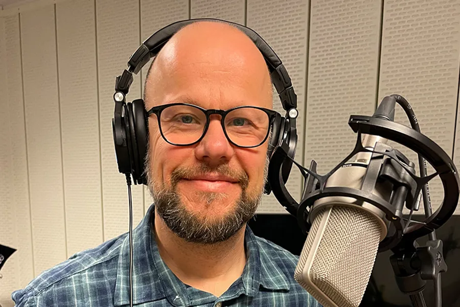 En mann med hodetelefoner