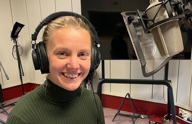 En person med hodetelefoner