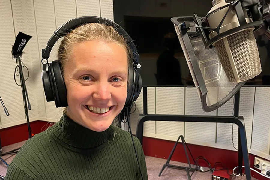 En person med hodetelefoner