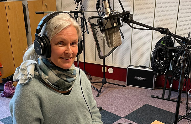 En person med hodetelefoner