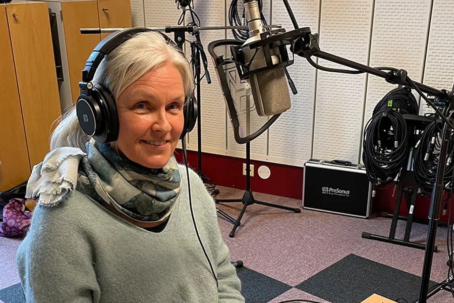 En person med hodetelefoner