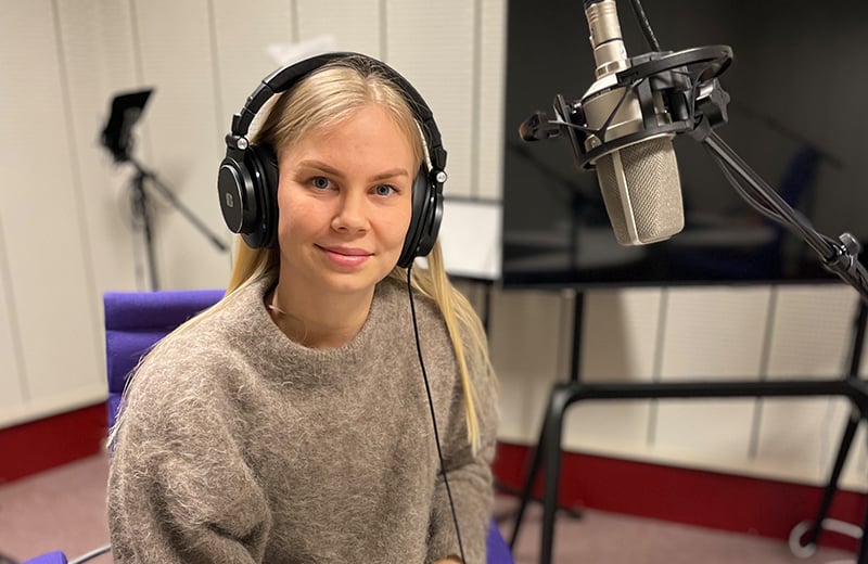 En kvinne med hodetelefoner
