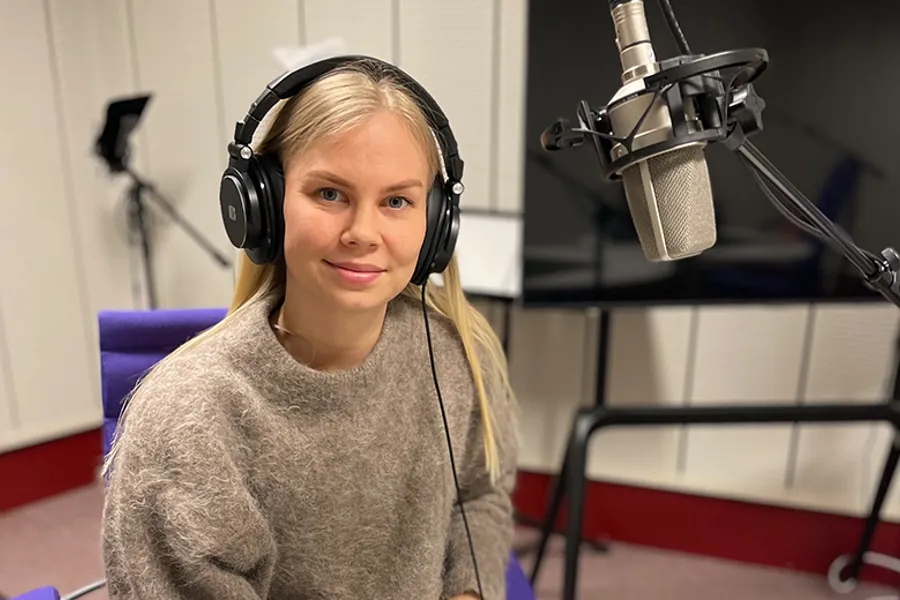 En kvinne med hodetelefoner
