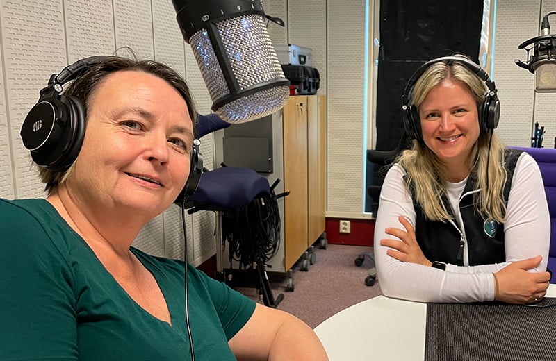 To kvinner i podkaststudio