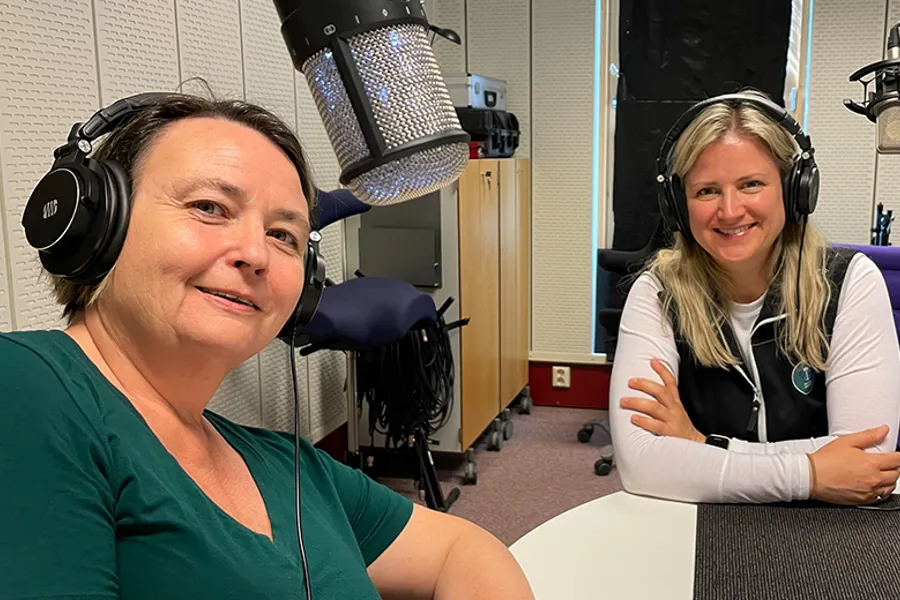 To kvinner i podkaststudio