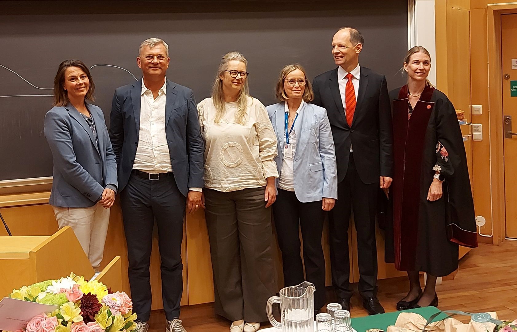 En gruppe mennesker som poserer for et bilde