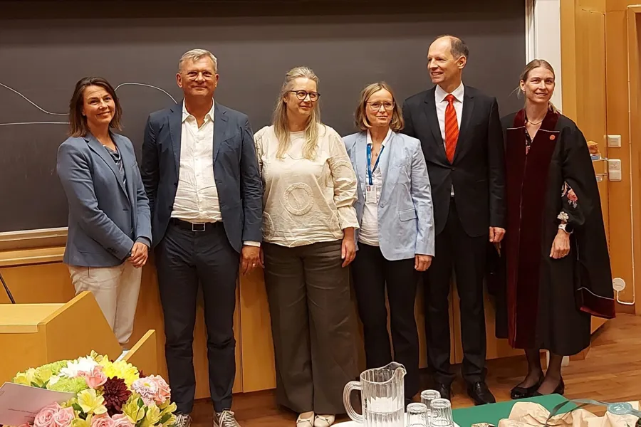 En gruppe mennesker som poserer for et bilde