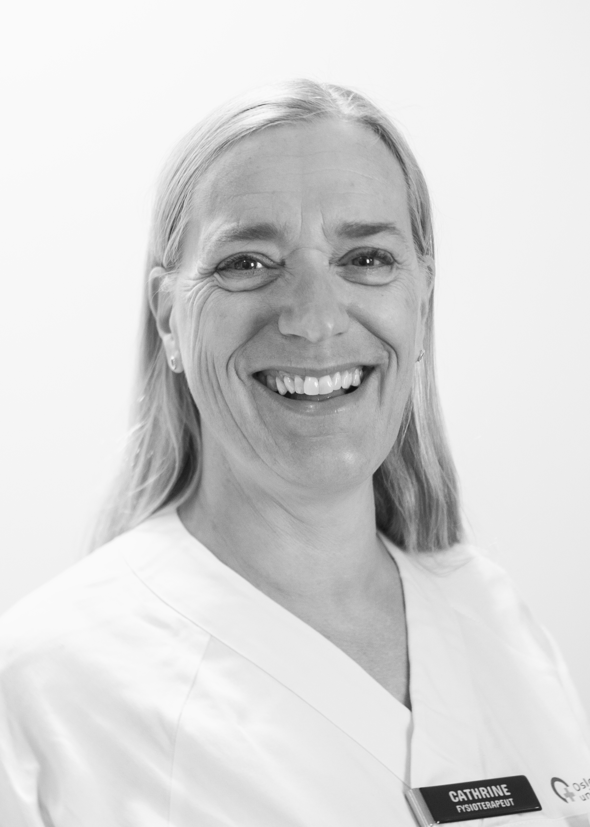 En kvinne som smiler til kameraet