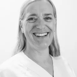 En kvinne som smiler til kameraet