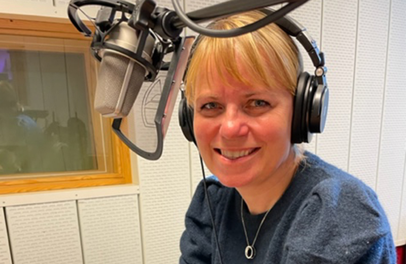 En person med hodetelefoner