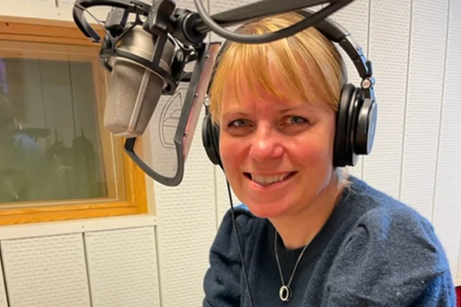 En person med hodetelefoner