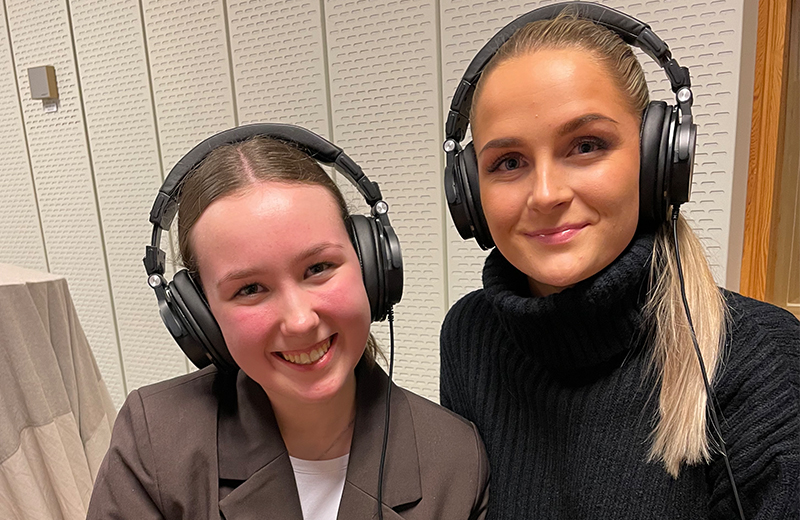 Et par kvinner med hodetelefoner