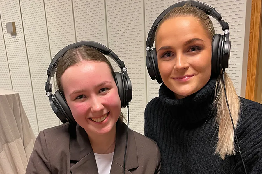Et par kvinner med hodetelefoner