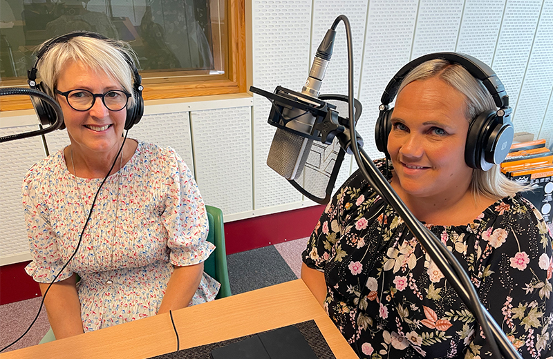 Et par kvinner med hodetelefoner