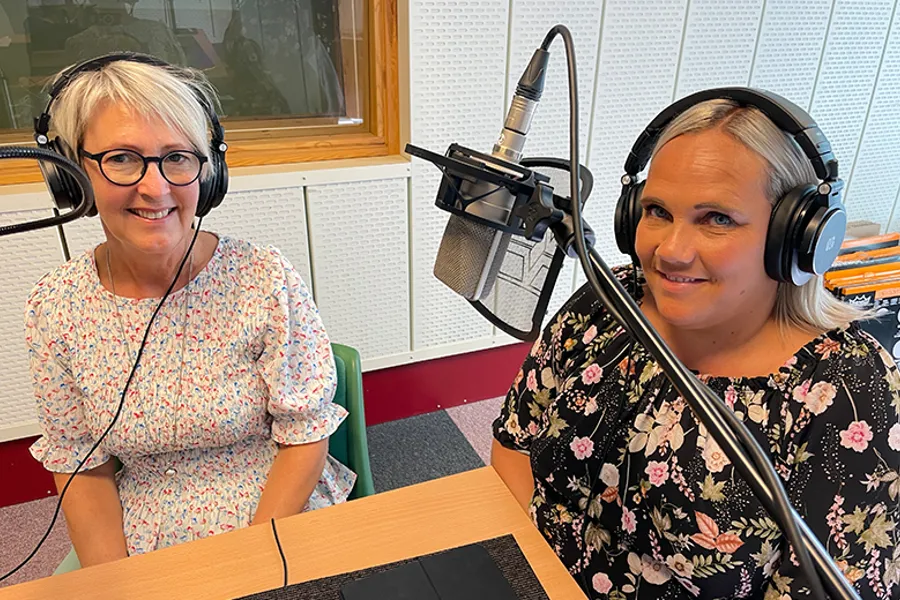 Et par kvinner med hodetelefoner
