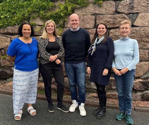 En gruppe mennesker som poserer for et bilde