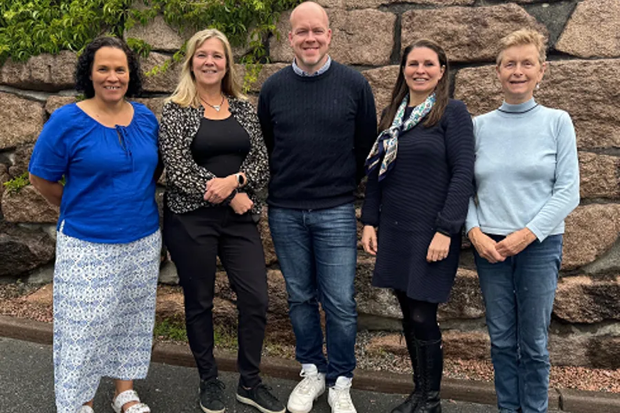 En gruppe mennesker som poserer for et bilde