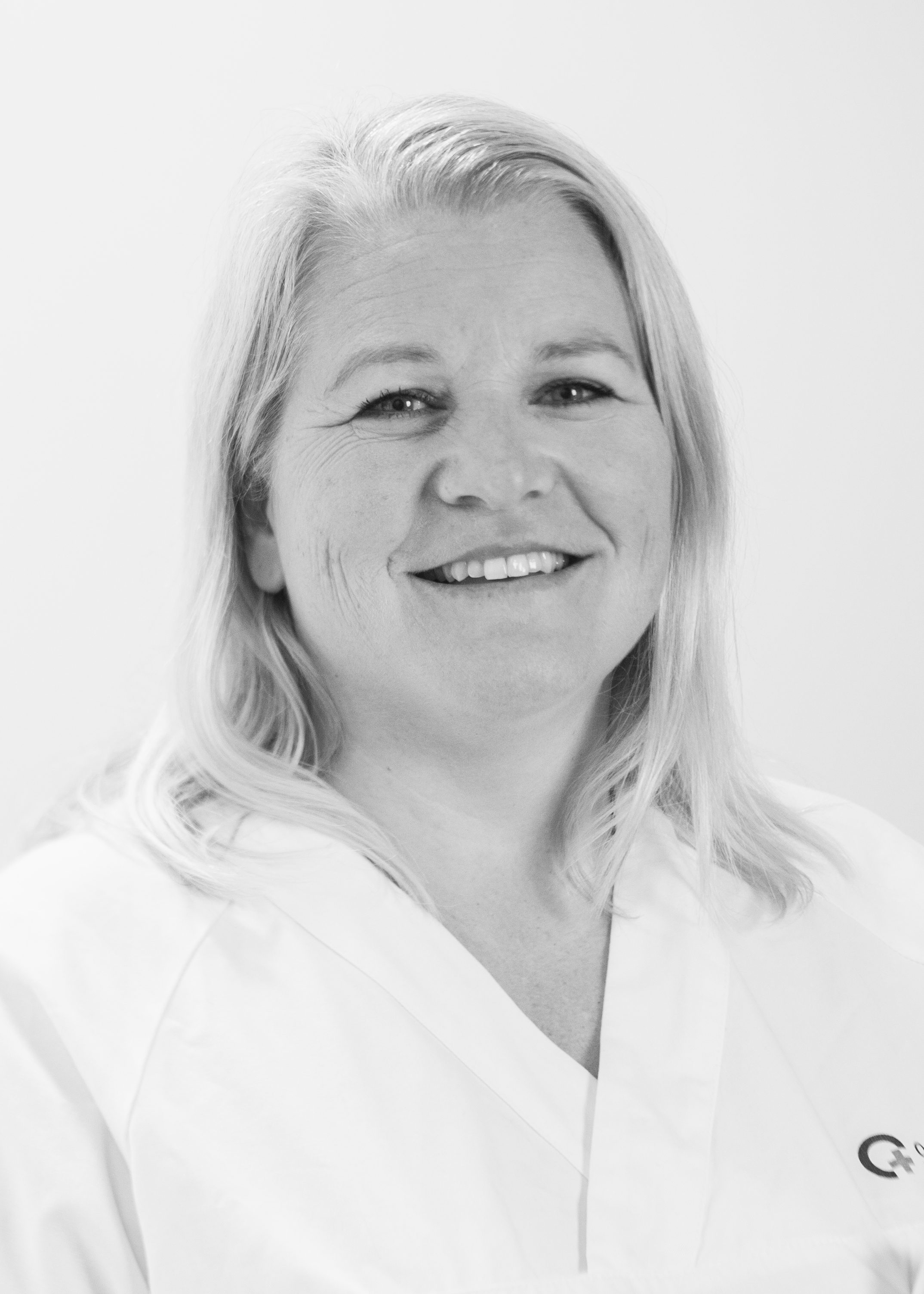 En kvinne som smiler til kameraet